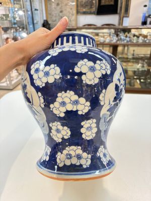 A pair of Chinese blue and white covered vases with floral design, 19th C. — photo 5