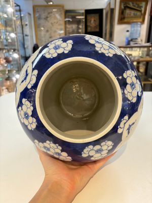 A pair of Chinese blue and white covered vases with floral design, 19th C. — photo 6