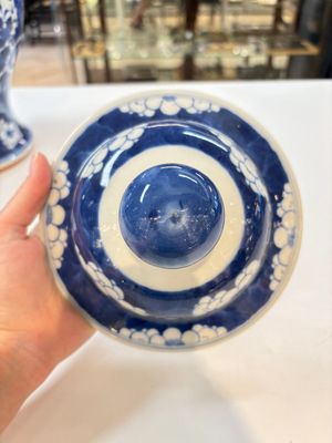 A pair of Chinese blue and white covered vases with floral design, 19th C. — photo 8
