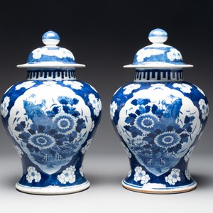 A pair of Chinese blue and white covered vases with floral design, 19th C. — photo 1