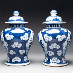 A pair of Chinese blue and white covered vases with floral design, 19th C. — photo 2