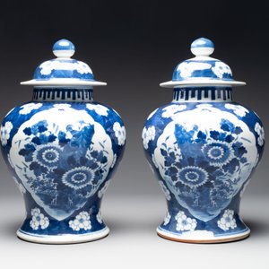 A pair of Chinese blue and white covered vases with floral design, 19th C. — photo 3