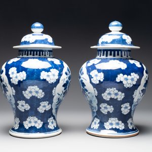 A pair of Chinese blue and white covered vases with floral design, 19th C. — photo 4