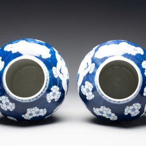 A pair of Chinese blue and white covered vases with floral design, 19th C. — photo 5