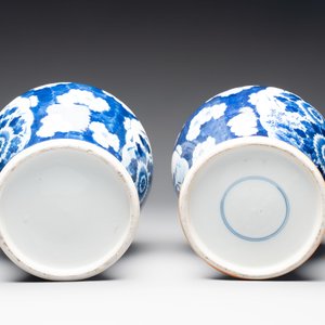 A pair of Chinese blue and white covered vases with floral design, 19th C. — photo 6