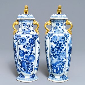 A pair of Chinese blue and white covered vases with floral design, Kangxi — 照片 1