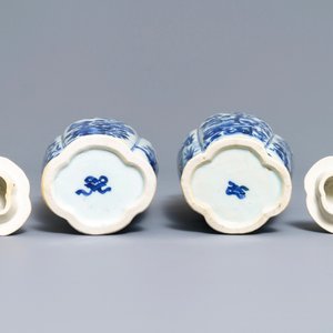 A pair of Chinese blue and white covered vases with floral design, Kangxi — 照片 6