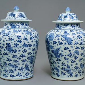A pair of Chinese blue and white covered vases with floral design, Kangxi — 照片 2