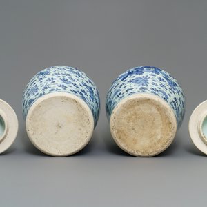 A pair of Chinese blue and white covered vases with floral design, Kangxi — 照片 6