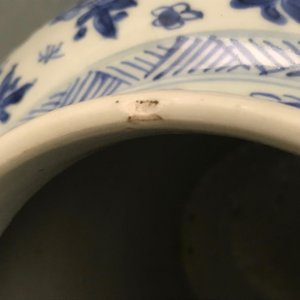 A pair of Chinese blue and white covered vases with floral design, Kangxi — 照片 9