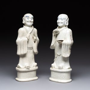 A pair of Chinese blue and white crackle-glazed monks, 19th C. — photo 1