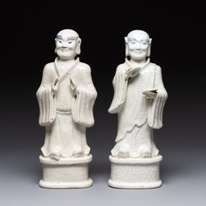 A pair of Chinese blue and white crackle-glazed monks, 19th C. — photo 2
