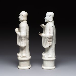 A pair of Chinese blue and white crackle-glazed monks, 19th C. — photo 3
