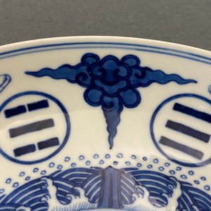 A pair of Chinese blue and white 'cranes, bagua and dragon' plates, Guangxu mark and of the period — 照片 11