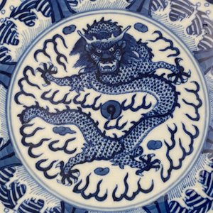 A pair of Chinese blue and white 'cranes, bagua and dragon' plates, Guangxu mark and of the period — 照片 21