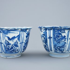 A pair of Chinese blue and white crow cups, Ming, Wanli — photo 2