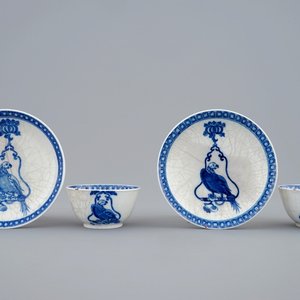 A pair of Chinese blue and white cups and saucers with "The parrot on the perch", Qianlong, 18th C. — 照片 1