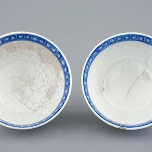 A pair of Chinese blue and white cups and saucers with "The parrot on the perch", Qianlong, 18th C. — 照片 8