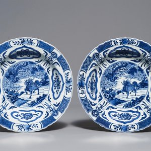 A pair of Chinese blue and white deep plates with qilins and phoenixes, 18/19th C. — 照片 1