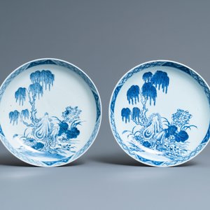 A pair of Chinese blue and white dishes, a brush pot and two snuff bottles, 18/19th C. — 照片 2