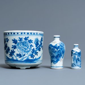 A pair of Chinese blue and white dishes, a brush pot and two snuff bottles, 18/19th C. — 照片 4