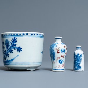 A pair of Chinese blue and white dishes, a brush pot and two snuff bottles, 18/19th C. — 照片 7