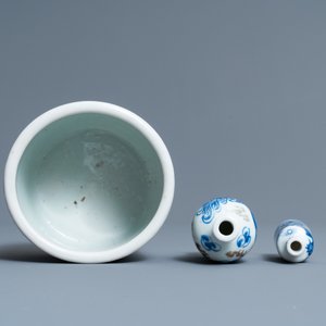 A pair of Chinese blue and white dishes, a brush pot and two snuff bottles, 18/19th C. — 照片 8