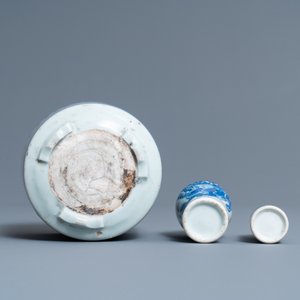 A pair of Chinese blue and white dishes, a brush pot and two snuff bottles, 18/19th C. — 照片 9