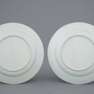 A pair of Chinese blue and white dishes with crowned medallions, Kangxi — photo 2
