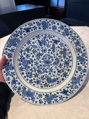 A pair of Chinese blue and white dishes with floral design, Chenghua mark, Kangxi — photo 1