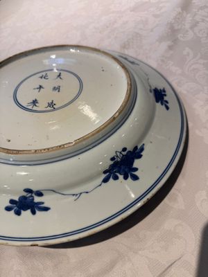 A pair of Chinese blue and white dishes with floral design, Chenghua mark, Kangxi — photo 11