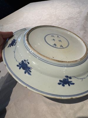 A pair of Chinese blue and white dishes with floral design, Chenghua mark, Kangxi — photo 12