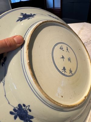 A pair of Chinese blue and white dishes with floral design, Chenghua mark, Kangxi — photo 14
