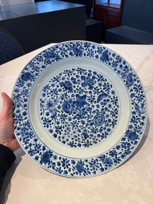 A pair of Chinese blue and white dishes with floral design, Chenghua mark, Kangxi — photo 15