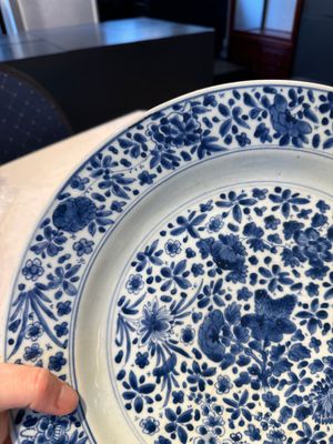 A pair of Chinese blue and white dishes with floral design, Chenghua mark, Kangxi — photo 16