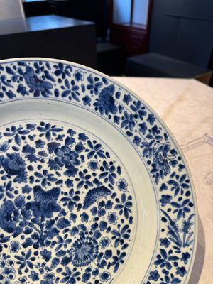 A pair of Chinese blue and white dishes with floral design, Chenghua mark, Kangxi — photo 17