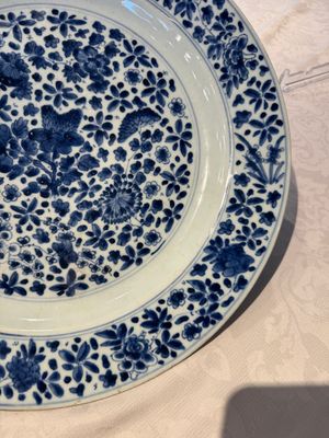 A pair of Chinese blue and white dishes with floral design, Chenghua mark, Kangxi — photo 18