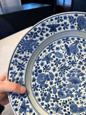 A pair of Chinese blue and white dishes with floral design, Chenghua mark, Kangxi — photo 2