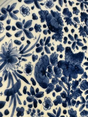A pair of Chinese blue and white dishes with floral design, Chenghua mark, Kangxi — photo 22