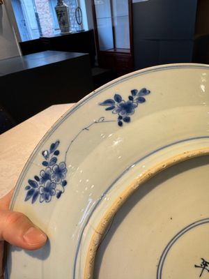 A pair of Chinese blue and white dishes with floral design, Chenghua mark, Kangxi — photo 25