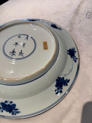 A pair of Chinese blue and white dishes with floral design, Chenghua mark, Kangxi — photo 28