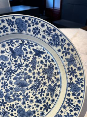 A pair of Chinese blue and white dishes with floral design, Chenghua mark, Kangxi — photo 3