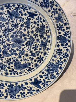 A pair of Chinese blue and white dishes with floral design, Chenghua mark, Kangxi — photo 4