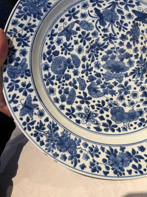 A pair of Chinese blue and white dishes with floral design, Chenghua mark, Kangxi — photo 5