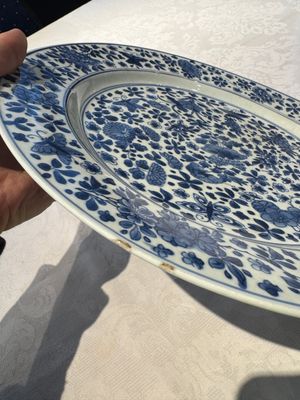 A pair of Chinese blue and white dishes with floral design, Chenghua mark, Kangxi — photo 6
