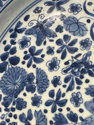 A pair of Chinese blue and white dishes with floral design, Chenghua mark, Kangxi — photo 7