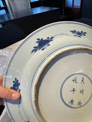 A pair of Chinese blue and white dishes with floral design, Chenghua mark, Kangxi — photo 9