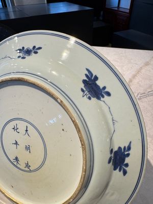 A pair of Chinese blue and white dishes with floral design, Chenghua mark, Kangxi — photo 10