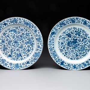A pair of Chinese blue and white dishes with floral design, Chenghua mark, Kangxi — photo 1
