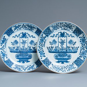 A pair of Chinese blue and white dishes with flower baskets, Qianlong — 照片 1